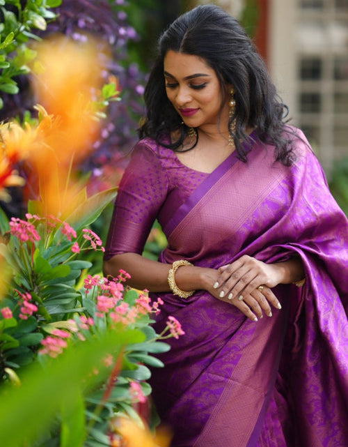 Load image into Gallery viewer, rajyogam banarasi silk saree surat
