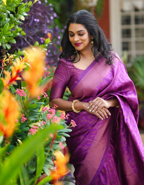 Load image into Gallery viewer, rajyogam banarasi silk saree surat
