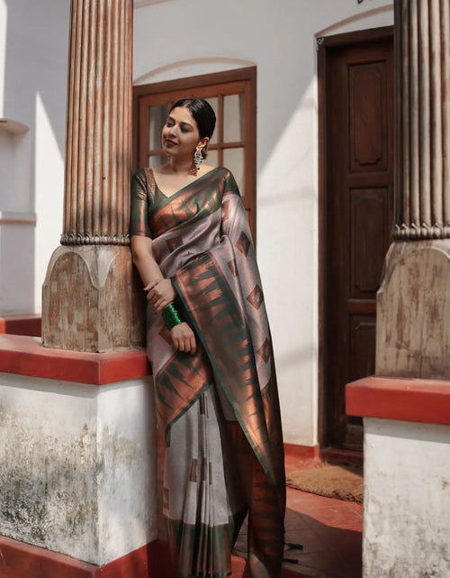 Load image into Gallery viewer, rajyogam banarasi silk saree surat
