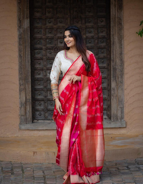 Load image into Gallery viewer, rajyogam banarasi silk saree surat
